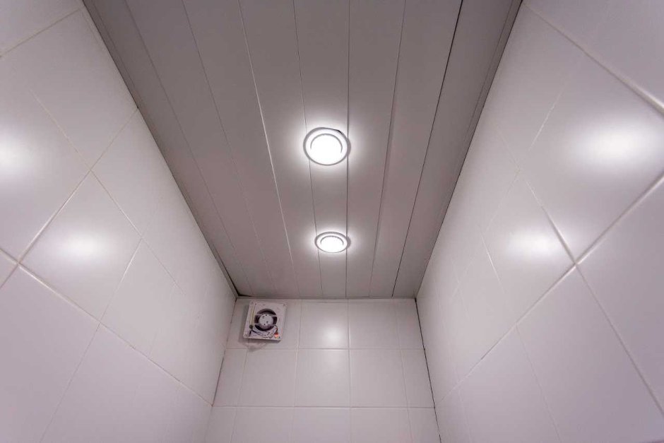 Точечные светильники в туалете расположение