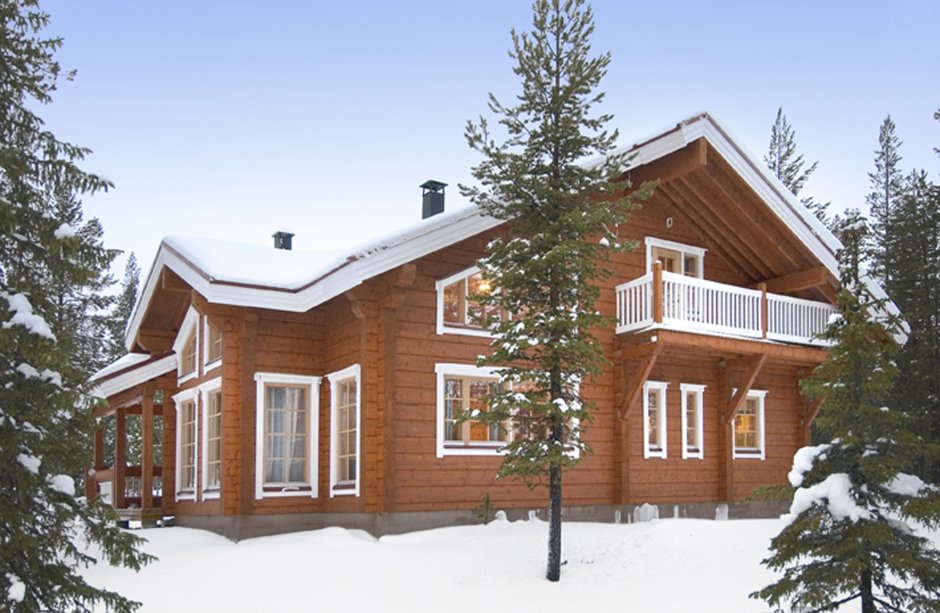 Деревянный дом с белыми окнами