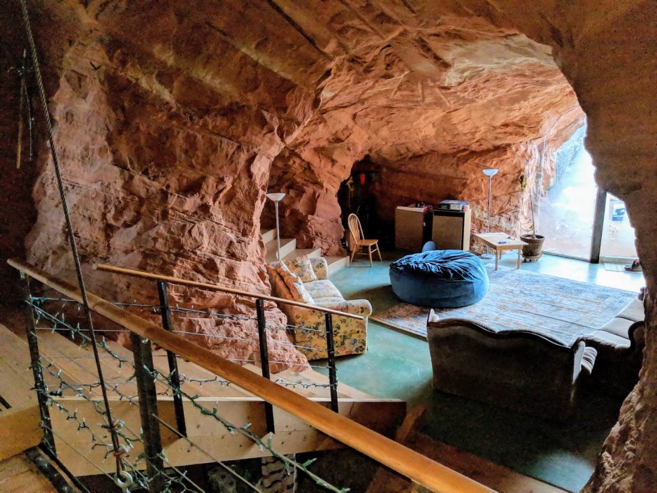 Дом внутри пещеры