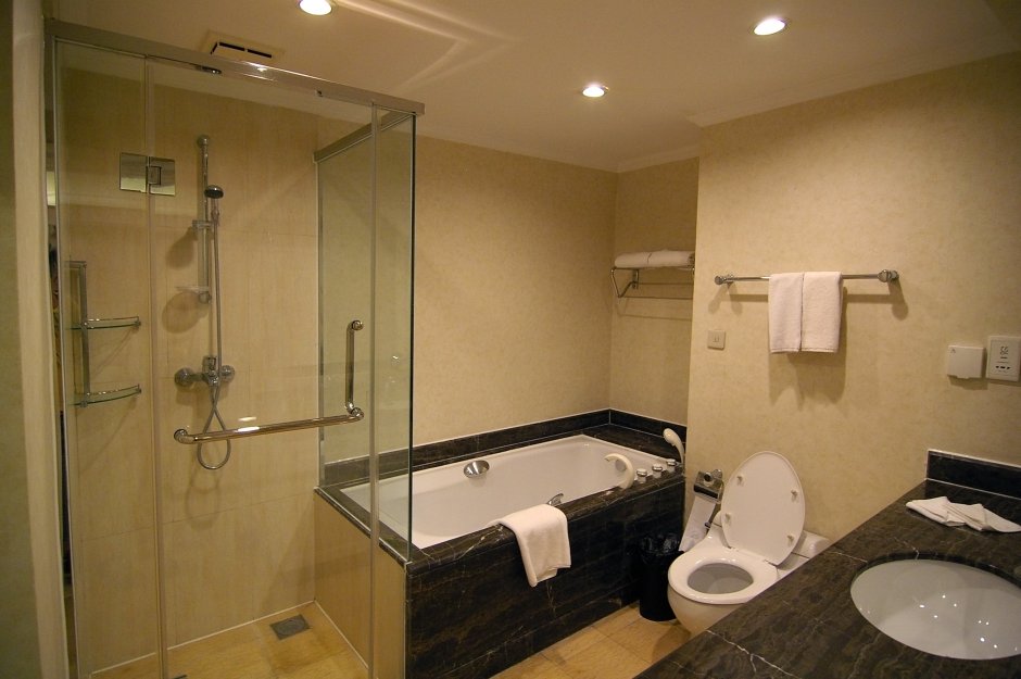 Обычная ванная комната с душем