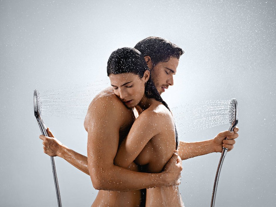 Парень и девушка под душем