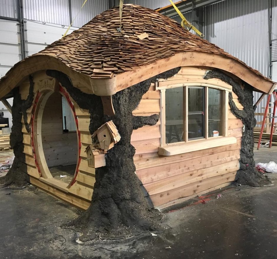 Сказочный домик из дерева