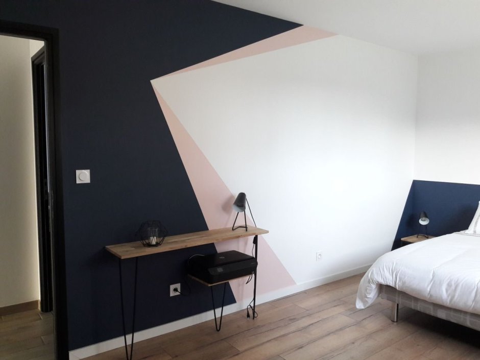 Геометрическая покраска стен в спальне