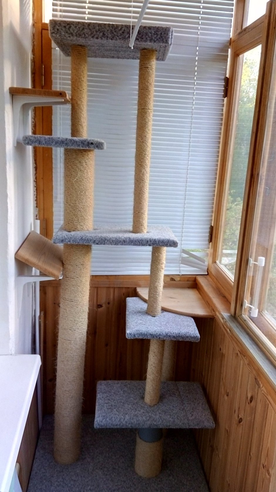 Кошачий домик на балконе