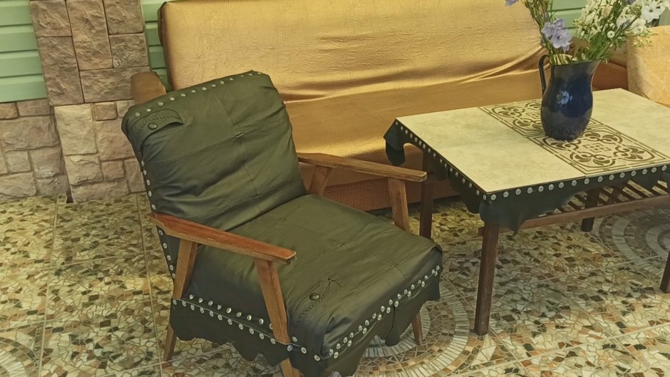 Старинное кресло