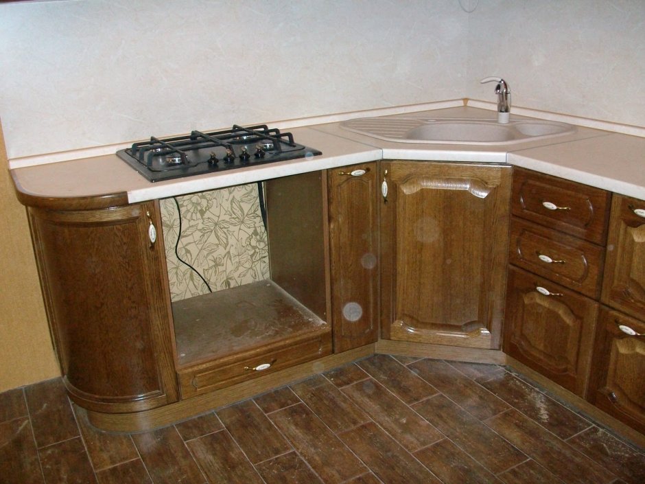 Угловая столешница для кухни с варочной панелью