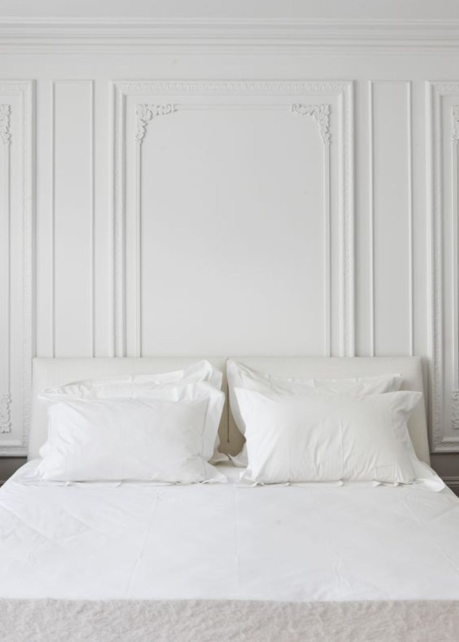 Молдинги для стен в интерьере спальни