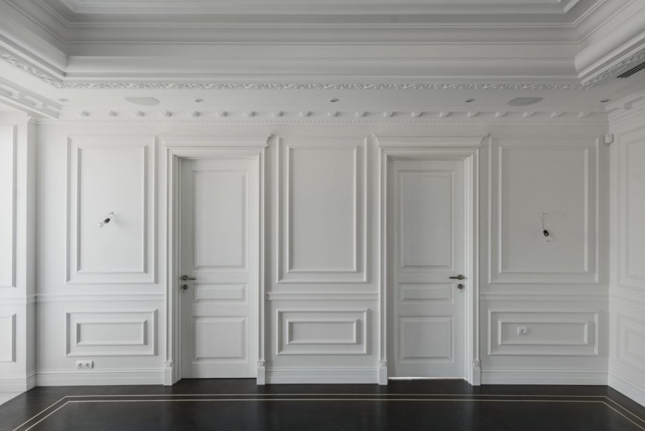 Белая стена с молдингами