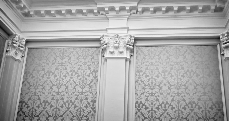 Гипсовые тяги на стене