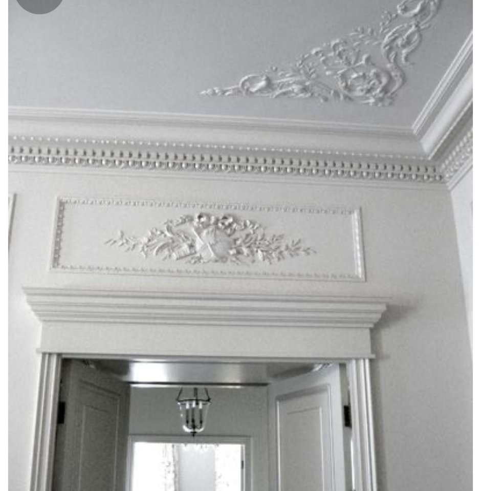 Гипсовая лепнина на потолке