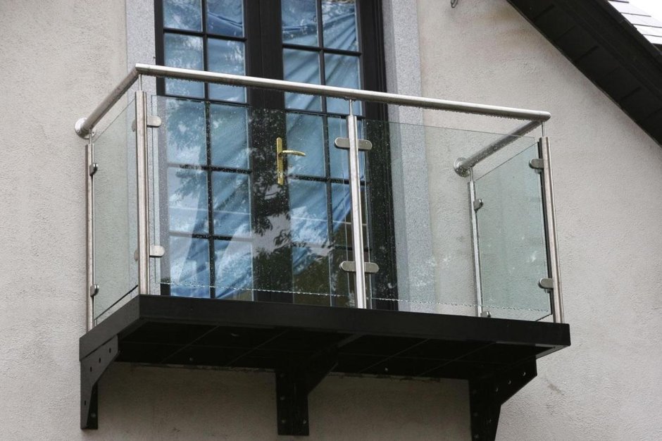 Перила со стеклом на балкон