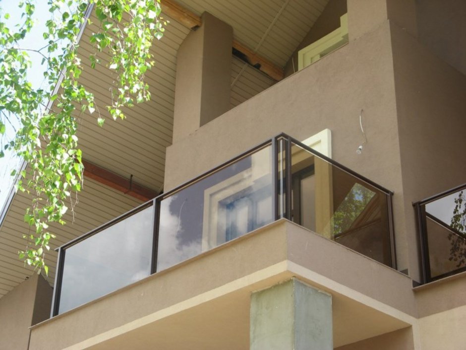 Стеклянные перила для балконов