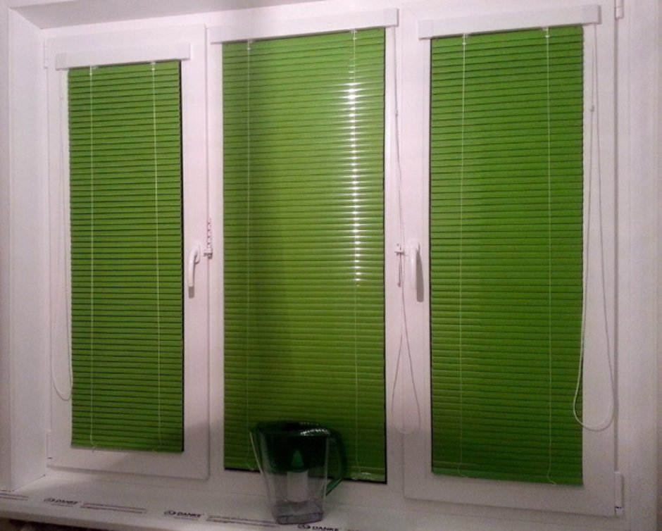 Жалюзи на пластиковые окна зеленые