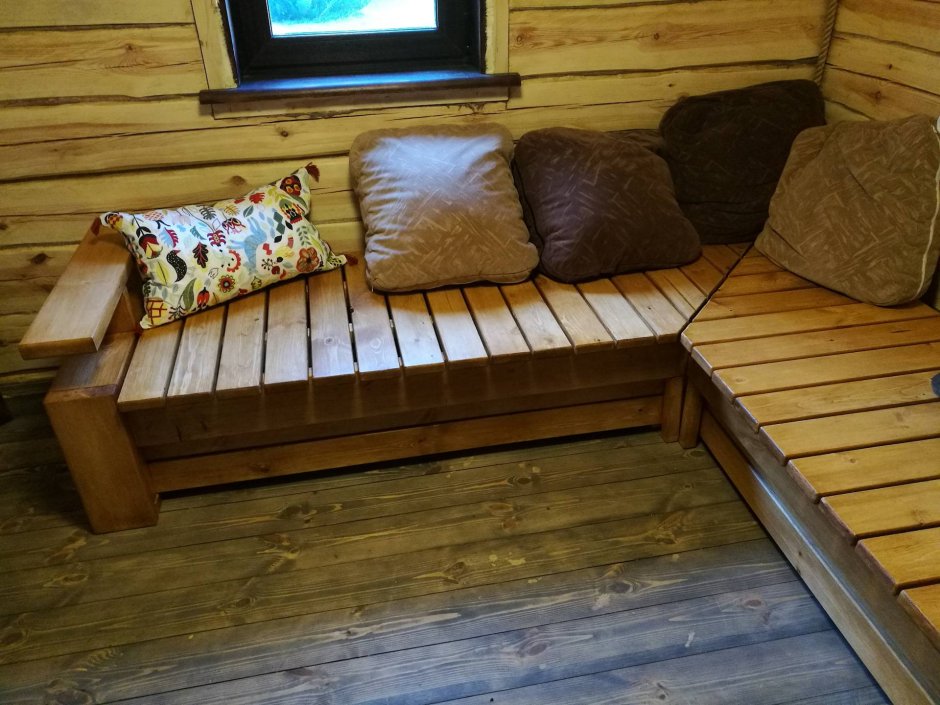 Деревянный диван для бани