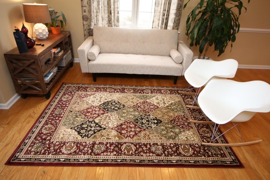 Комната с персидским ковром