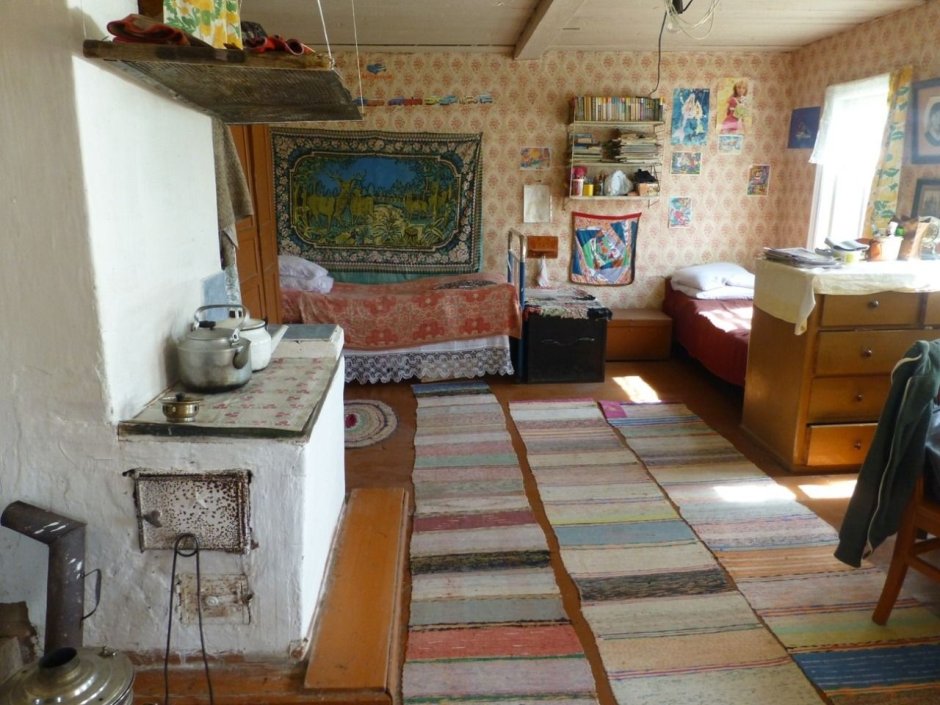 Комната с печкой в деревенском доме