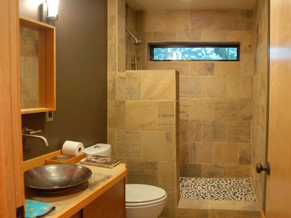 Интерьер ванной комнаты с душем без кабины