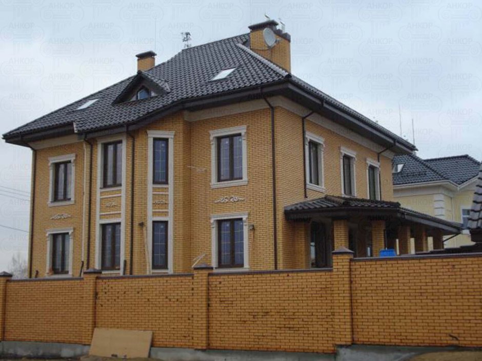 Красивый дом из желтого кирпича