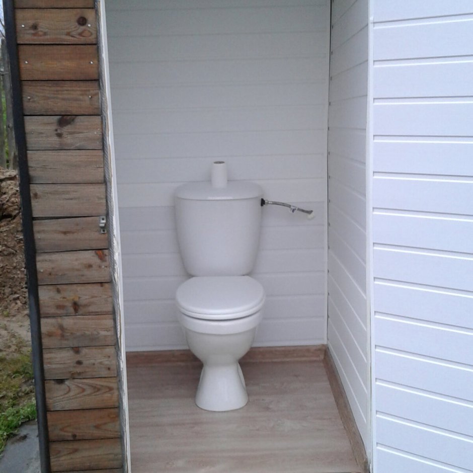 Туалет на даче с унитазом