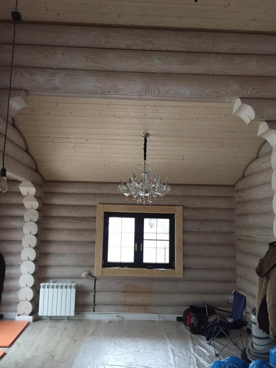 Потолок в доме из оцилиндрованного бревна