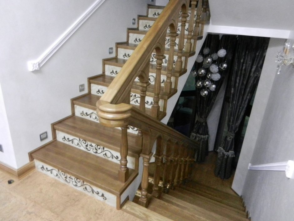 Плинтус для лестницы деревянный