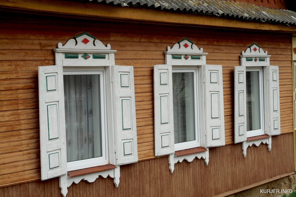 Деревенский дом со ставнями