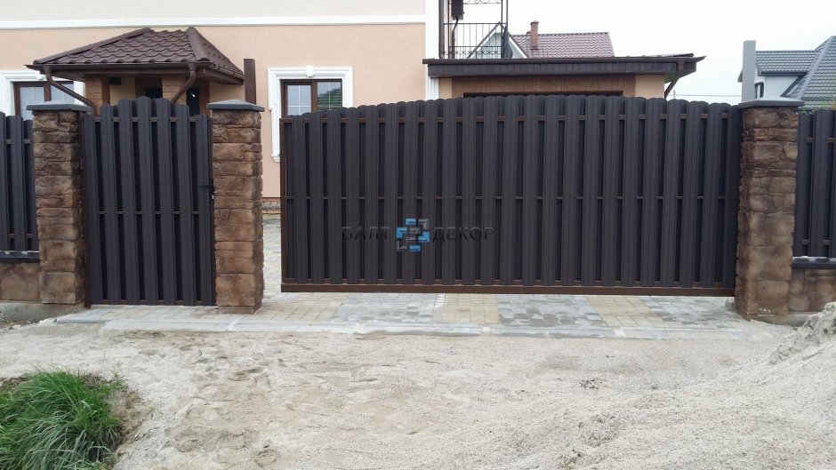 Железобетонный забор с деревянными воротами и калиткой