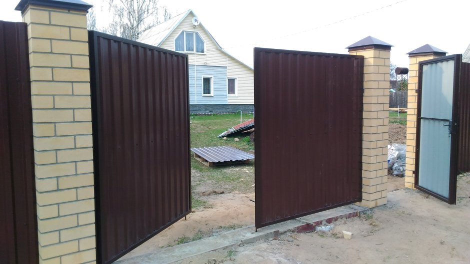 Ворота распашные с металлопрофиль с калиткой