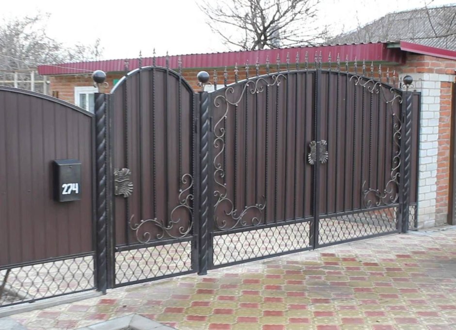 Кованые ворота с профлистом