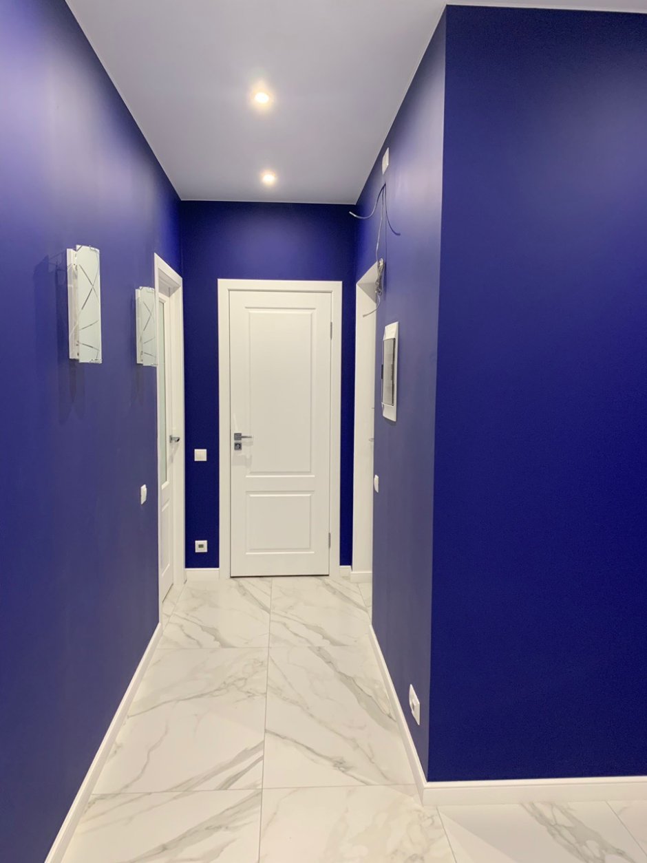 Синие стены в коридоре
