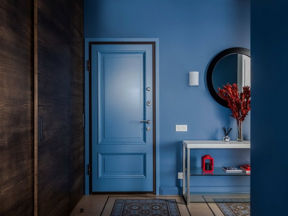 Синяя входная дверь в интерьере