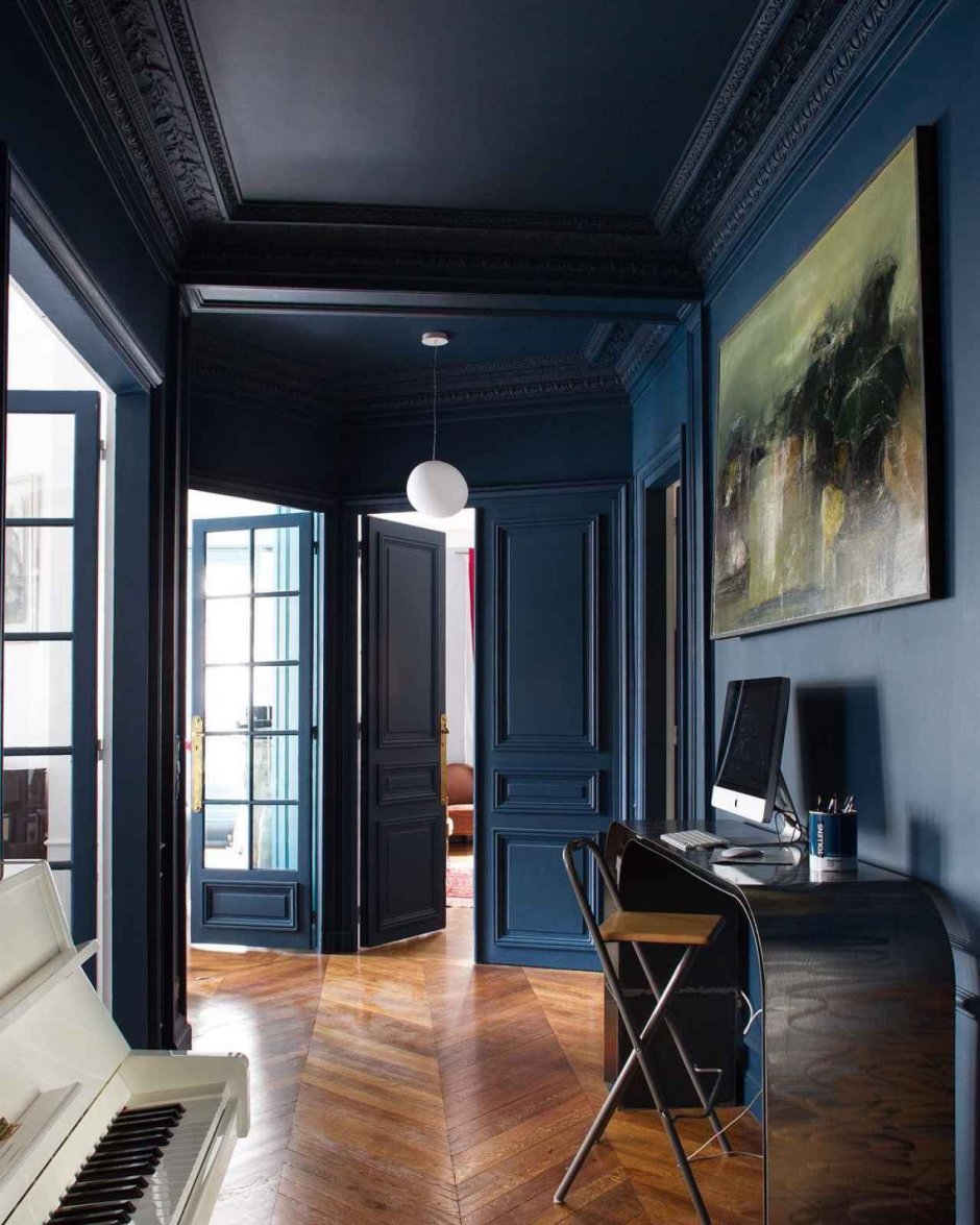 Комната в голубом с черным полом