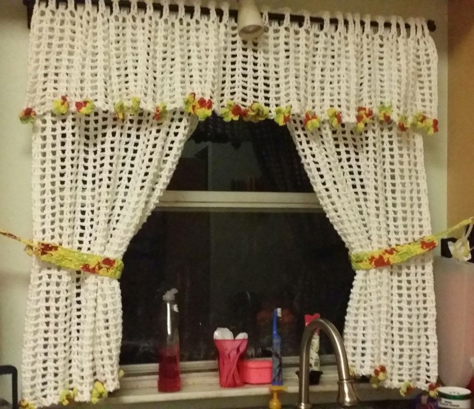Вязанные шторы для кухни
