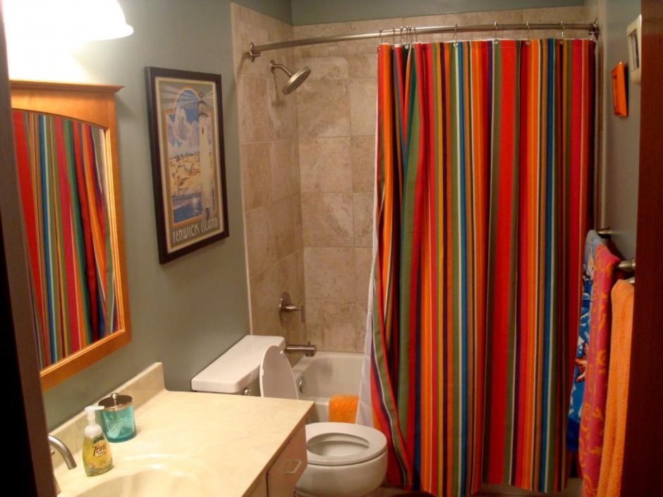 Яркая штора для ванной в интерьере