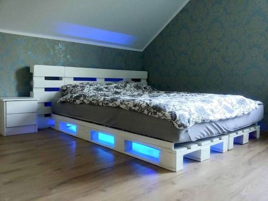 Кровать из паллетов с подсветкой
