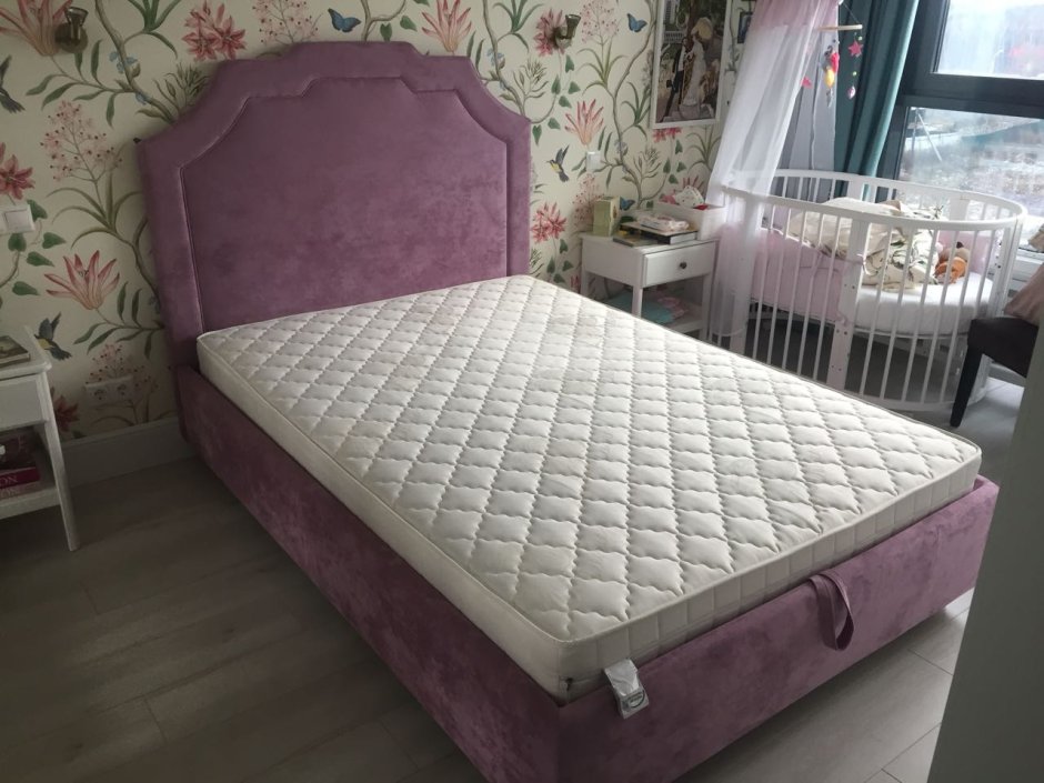 Полуторная кровать с мягким изголовьем