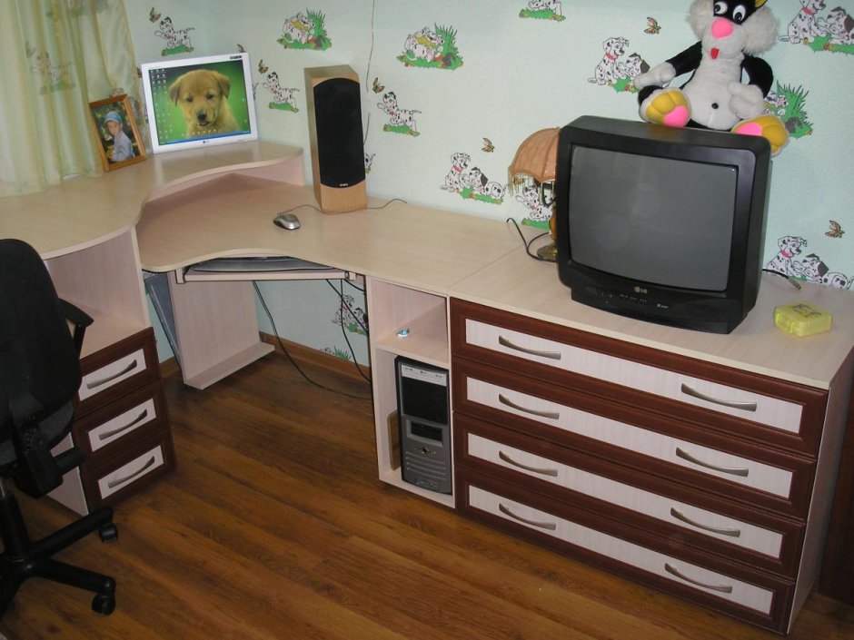 Угловой компьютерный стол с комодом