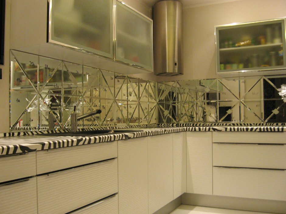 Зеркальная плитка на фартук для кухни