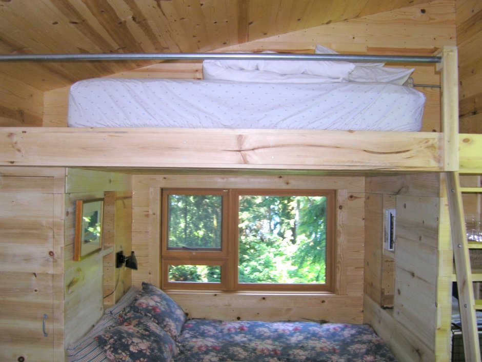 Дачный домик со спальным местом под крышей