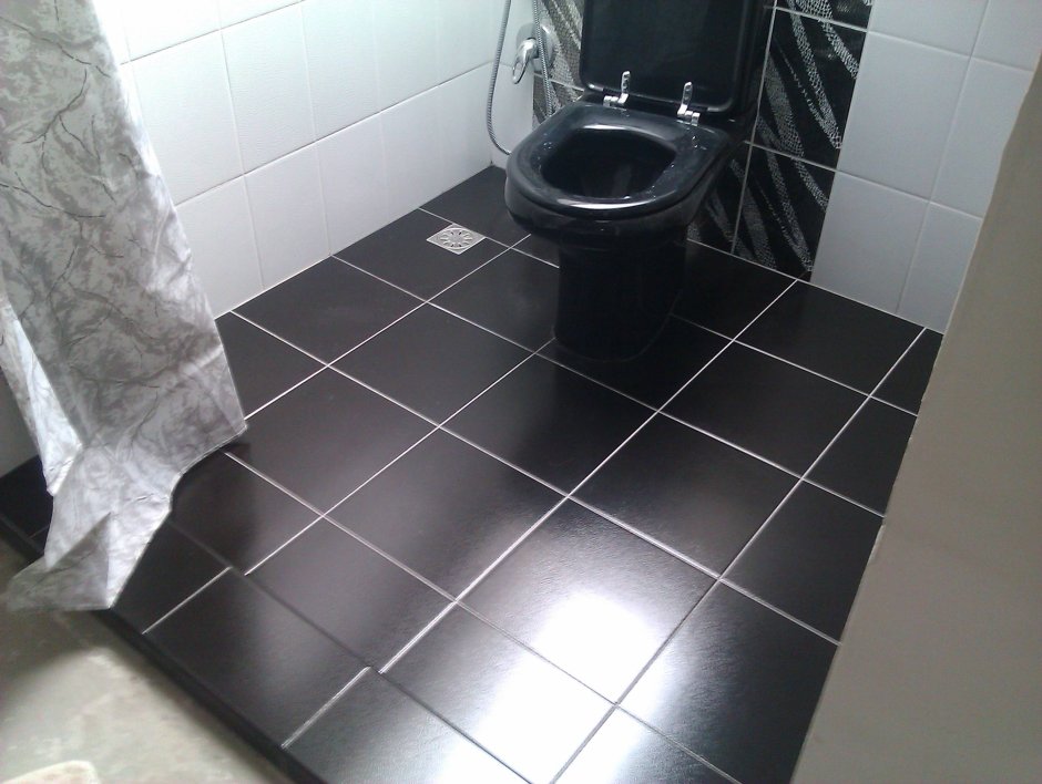 Черная плитка на пол в ванной