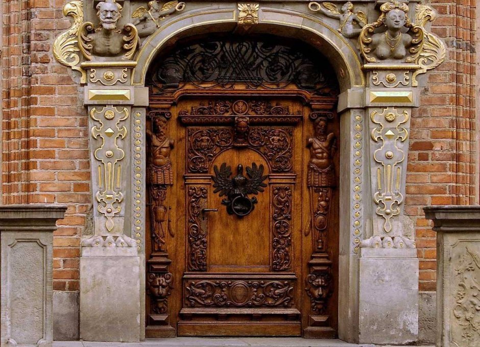 Гданьск Польша старинные двери