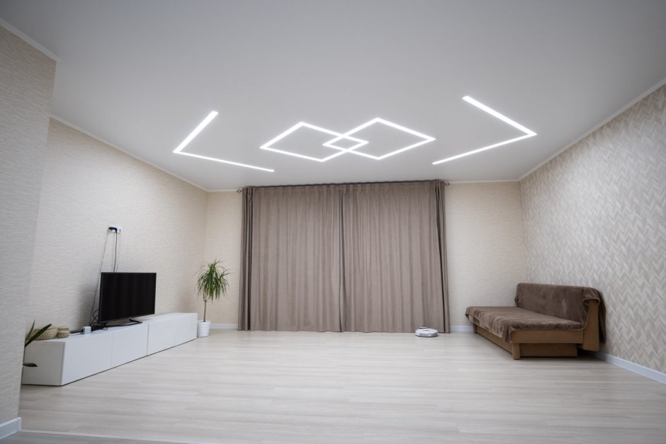 Дизайн натяжных потолков со световыми линиями в гостиной