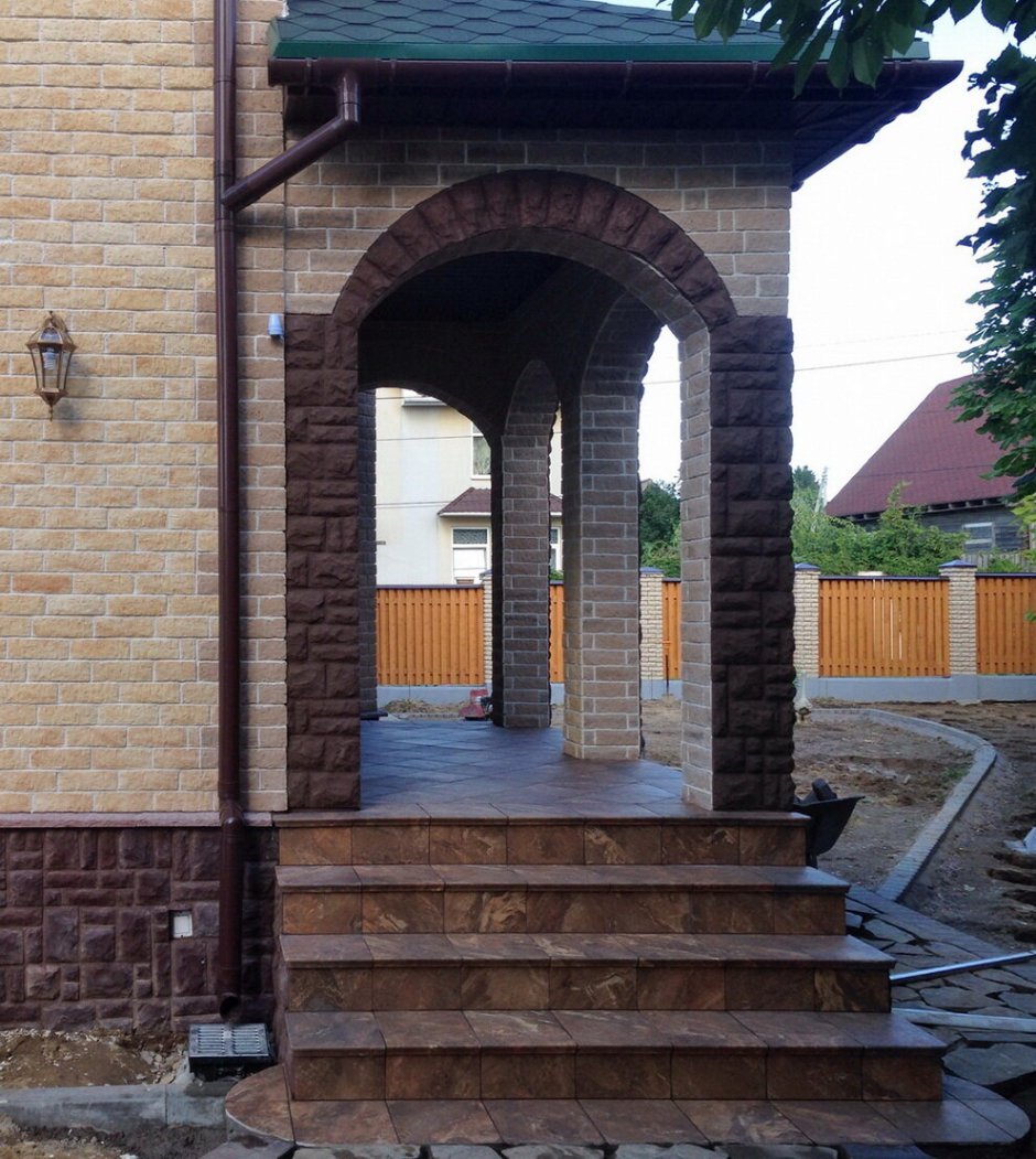 Кирпичный дом с арками