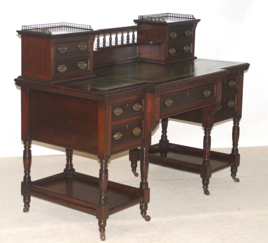 Письменный стол викторианской эпохи