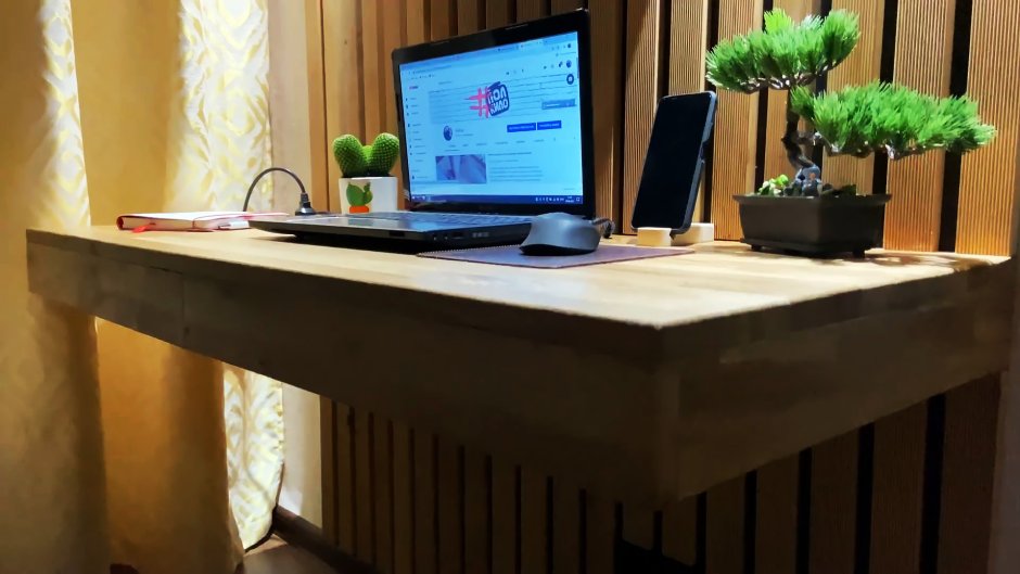 Парящий стол для компьютера
