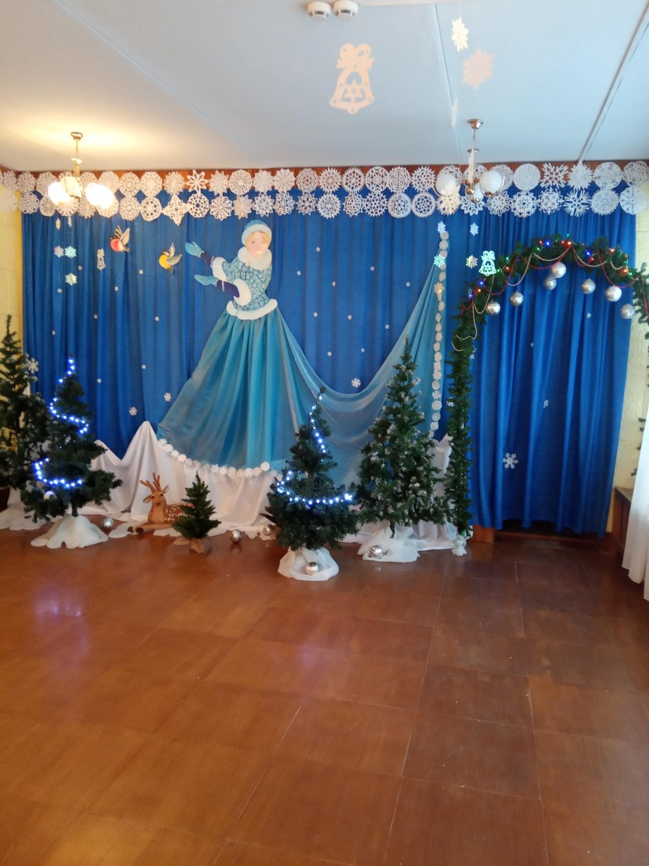 Новогодний музыкальный зал в детском саду