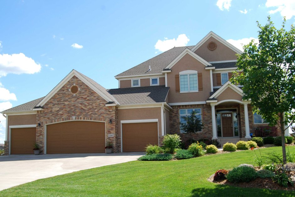 Большой дом с гаражом