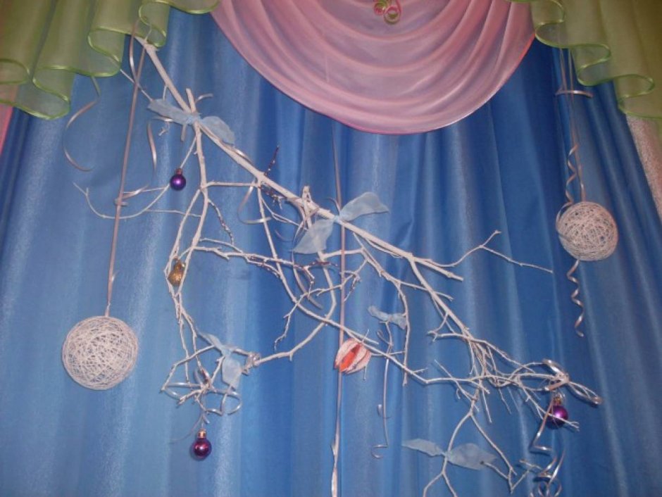 Новогодние шарики на занавески украшение в ДОУ