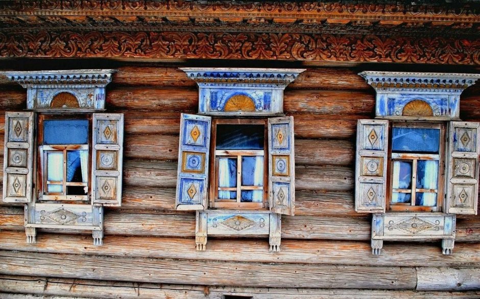 Деревенские окна с наличниками