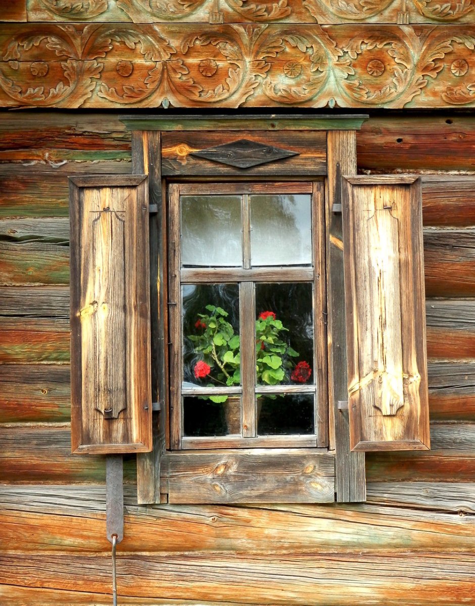 Окно в деревенском доме